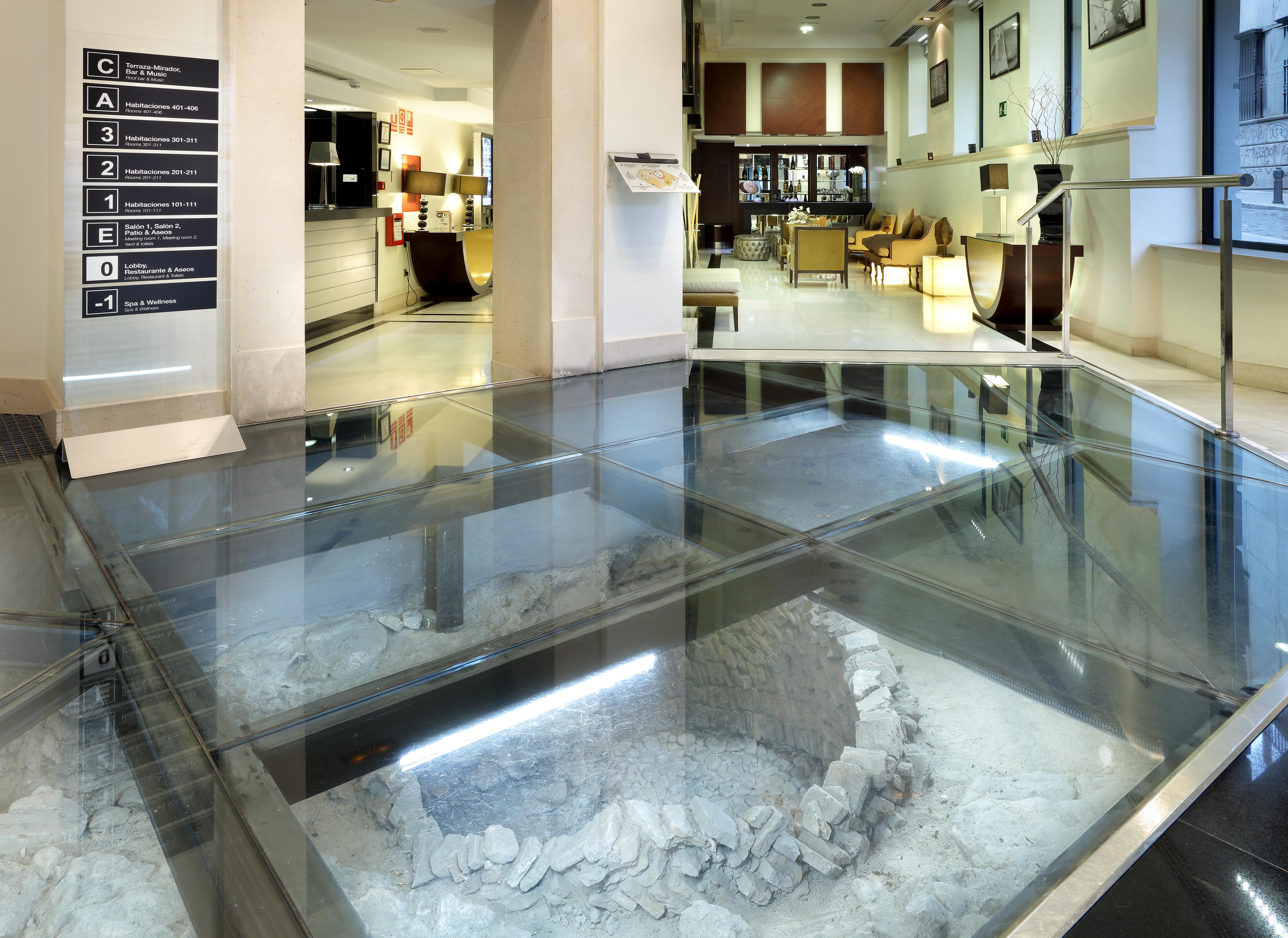 Hotel Eurostars Gran Via Granada Exteriér fotografie A glass floor