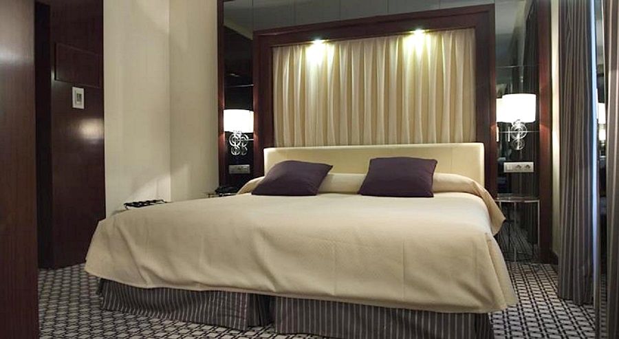 Hotel Eurostars Gran Via Granada Exteriér fotografie A bed