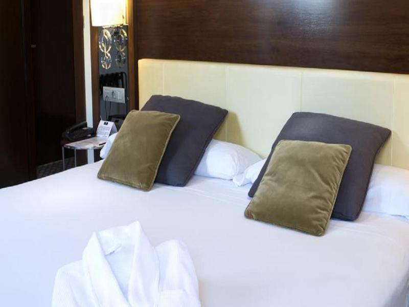 Hotel Eurostars Gran Via Granada Exteriér fotografie A bed with cushions
